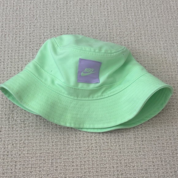 Nike Green and Pink bucket hat - Picture 1 of 5